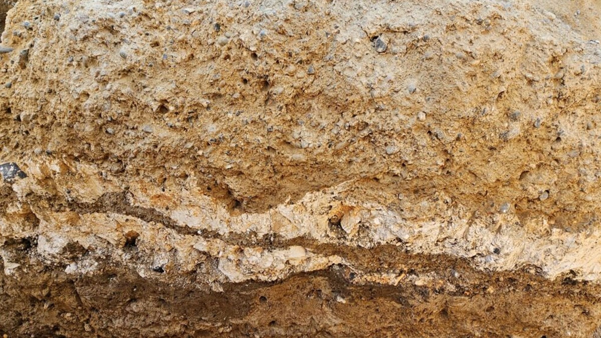 Ülkenin en işlek caddesinde asfaltı kazdılar: Altından 6 metre genişliğinde çıktı