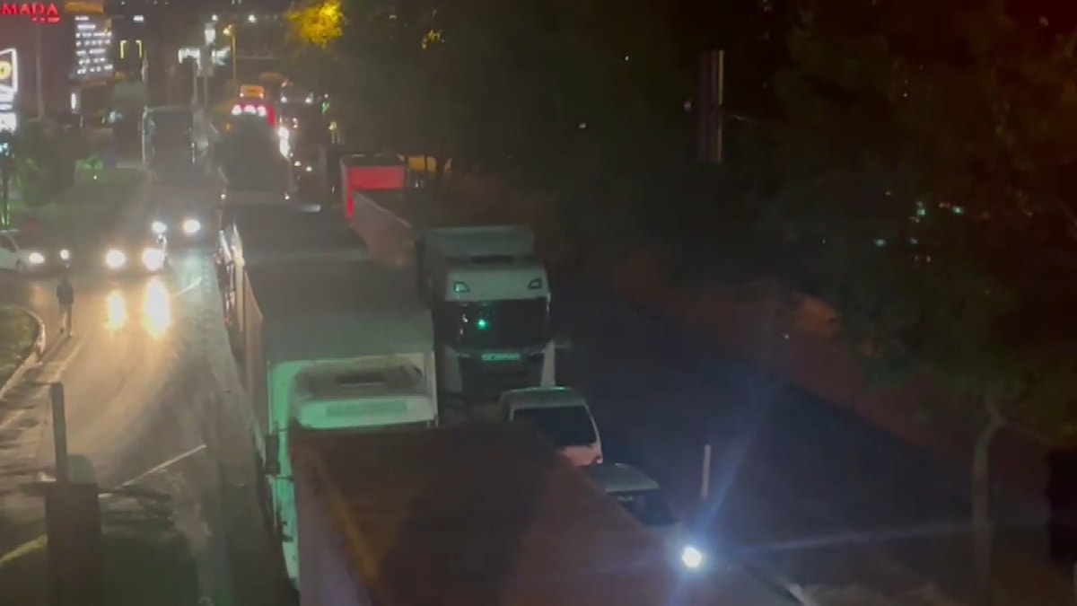TIR makas attı, yol trafiğe kapandı