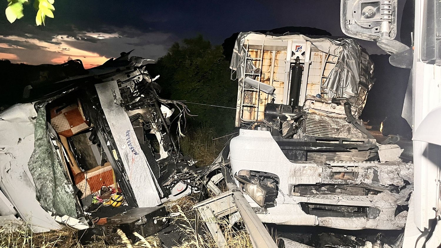 Manisa’da feci kaza! İki TIR kafa kafaya çarpıştı