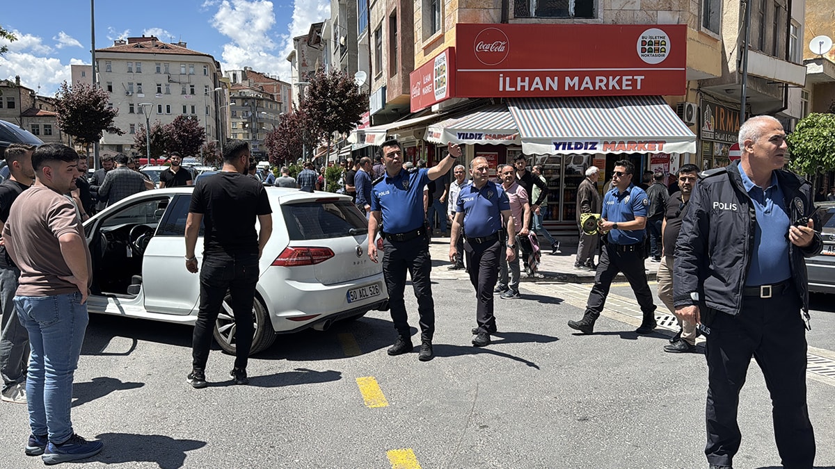 Nevşehir'de yol verme tartışmasında kaldırımda bekleyen esnaf silahla yaralandı