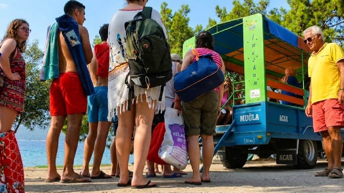 Türkiye'nin bu ilçesinde turistler denize traktörle gidiyor