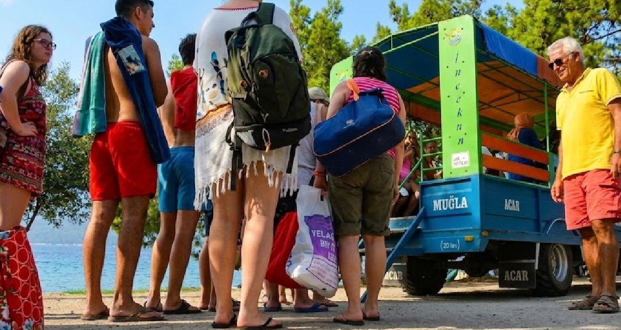 Türkiye'nin bu ilçesinde turistler denize traktörle gidiyor