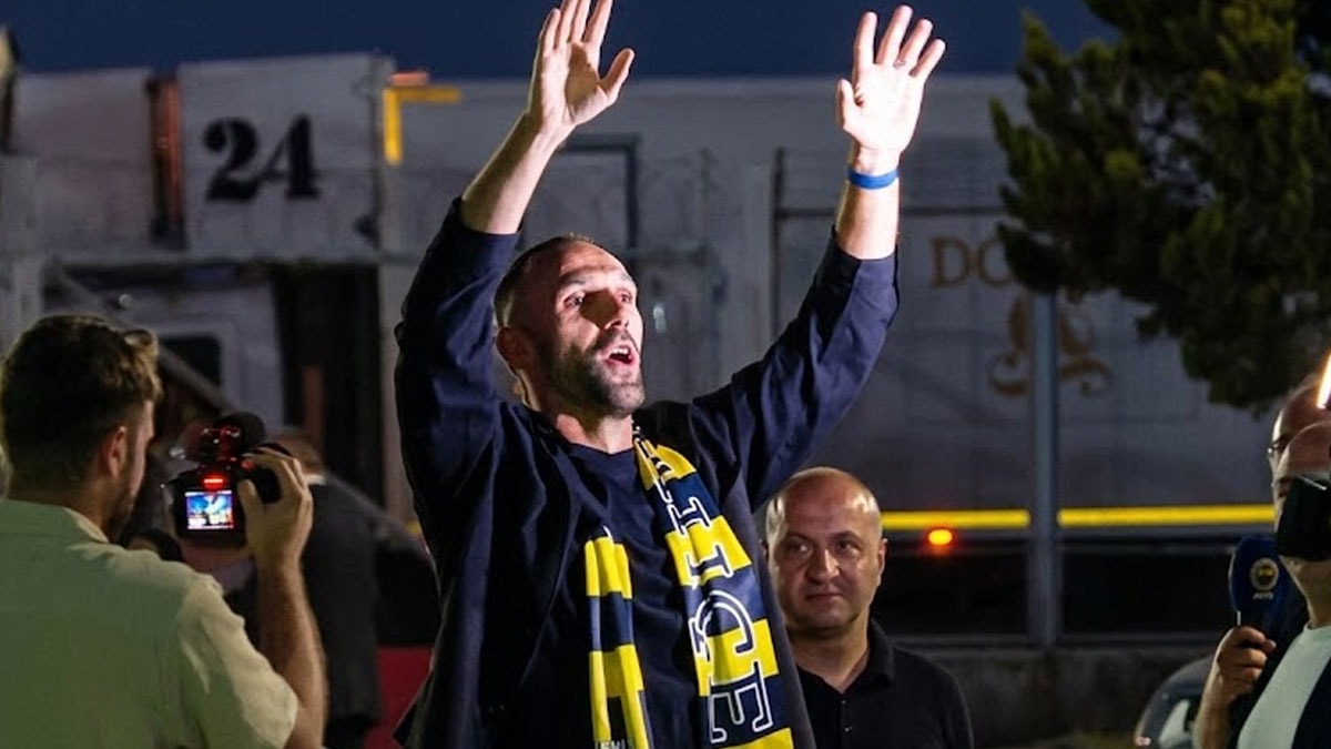 Fenerbahçe ilk transferini resmen duyurdu: Vedat Muriqi İstanbul'da