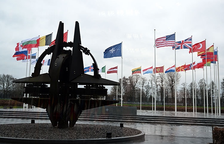 Gazetecilere NATO ambargosunu Saray istemiş