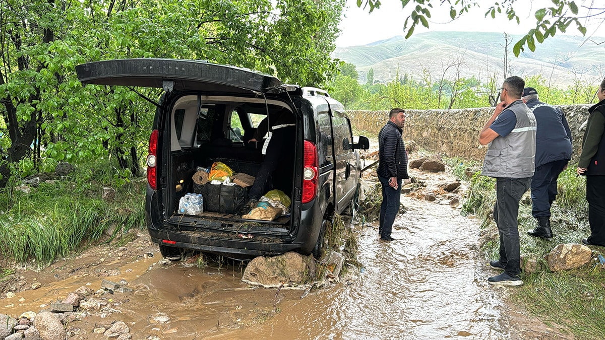 Kenti sel vurdu, 3 araç sulara kapıldı