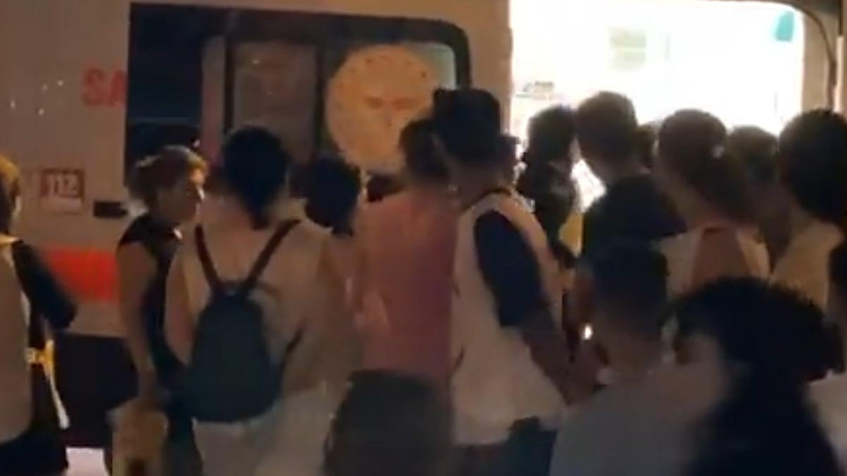 Son dakika...Açlık grevindeki 2 öğretmen hastaneye kaldırıldı