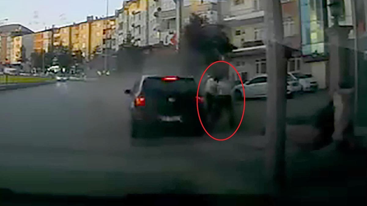 Otomobilin altında kalmaktan son anda kurtuldular