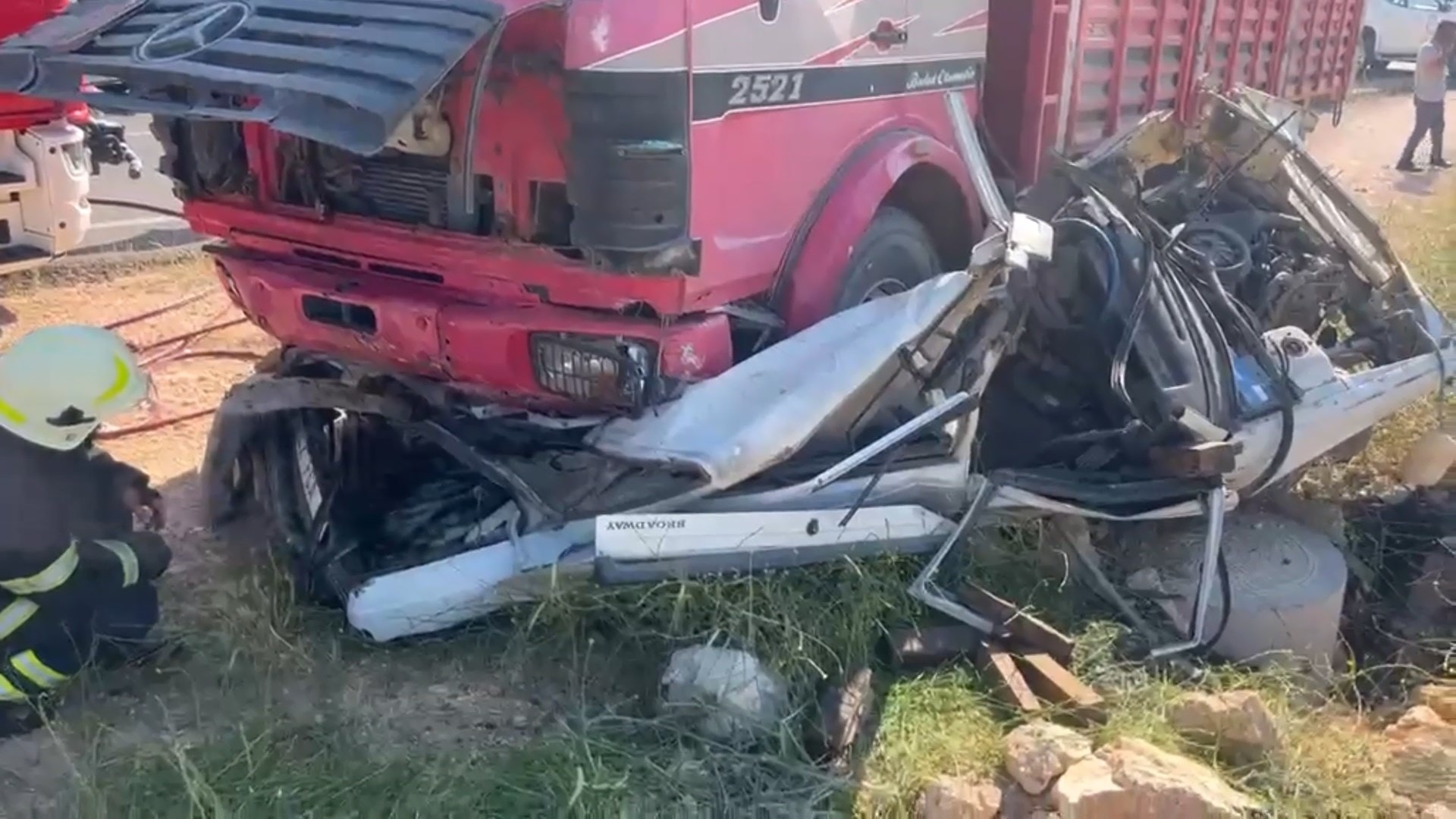 Kamyonla çarpışan otomobil kağıt gibi ezildi; 2 ölü, 1 ağır yaralı