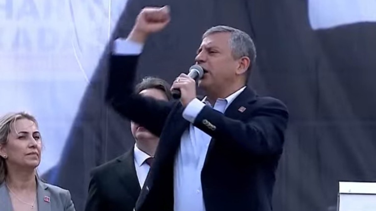 Özgür Özel Lüleburgaz'da konuşuyor