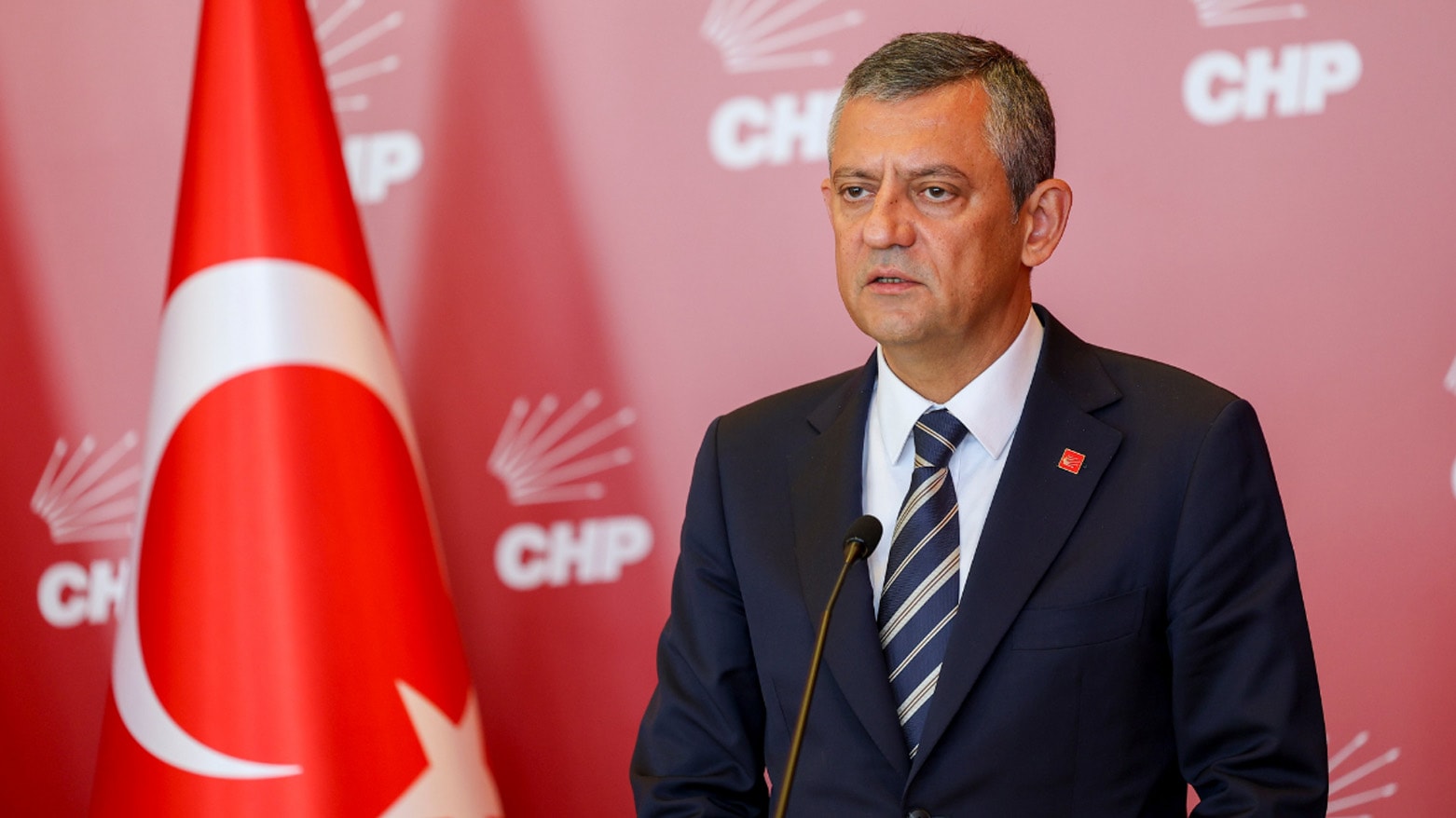 Özgür Özel kurultay sürecini anlattı; olağanüstü kurultay için tüzüğü işaret etti