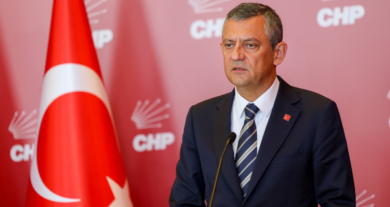 Özgür Özel kurultay sürecini anlattı; olağanüstü kurultay için tüzüğü işaret etti