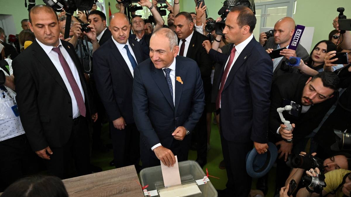 Sandıklar açıldı: Ermenistan'da Paşinyan zaferi