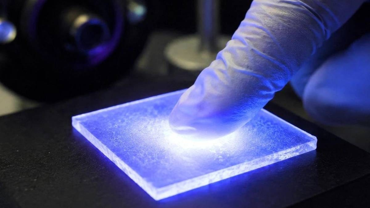 Pil veya elektrik gerektirmiyor: Dokunulduğunda anında parlıyor