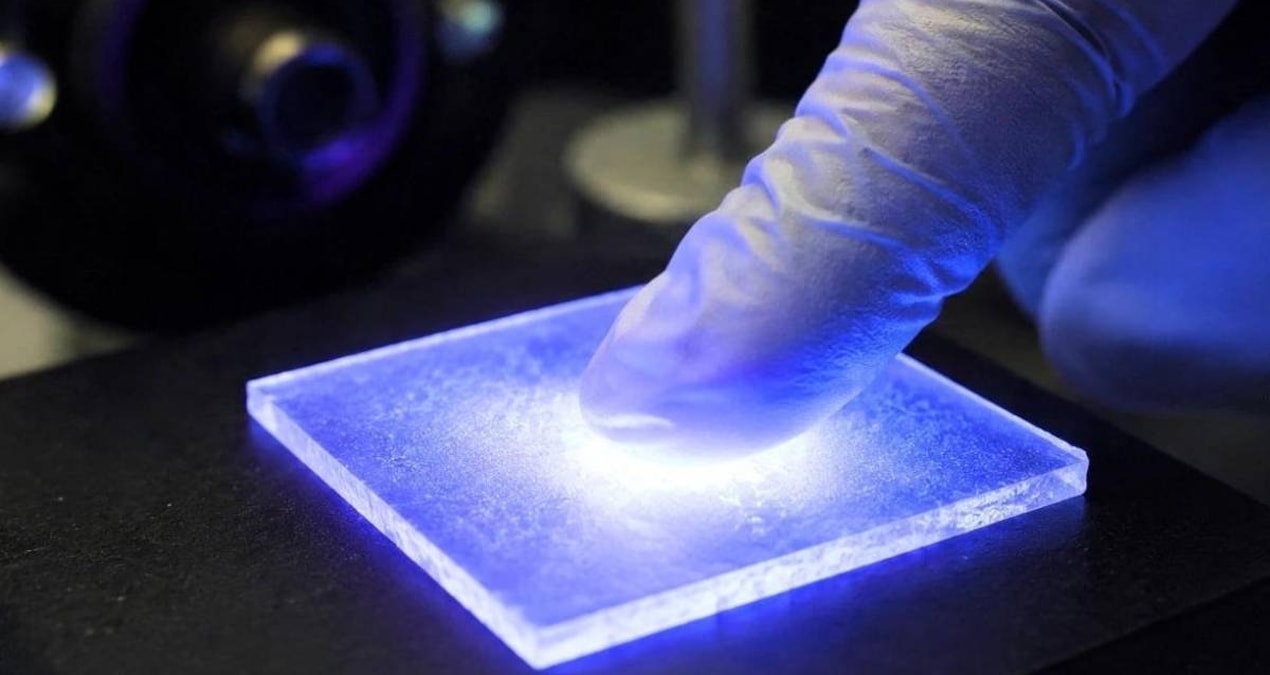 Pil ve Elektrik Gerektirmiyor: Dokunulduğunda Işık Saçan Malzeme