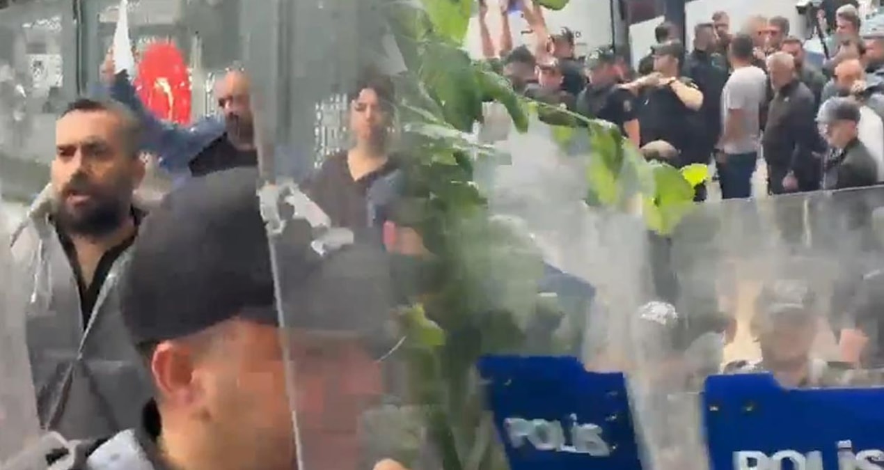 Bakanlık önündeki eylemde öğretmenlere gözaltı, basına kalkan engeli