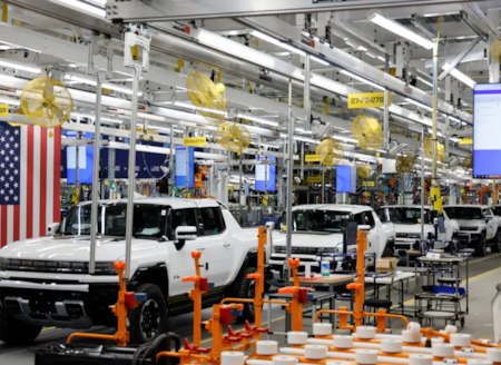 Otomotiv devinden radikal karar! Fabrikada yüzlerce çalışanın yerini robotlar aldı!Otomotiv devi General Motors'un Detroit'teki amiral gemisi tesisinde başlattığı otomasyon hamlesi sendikayı ayağa kaldırdı. Şirket rekabetçilik ve iş güvenliği gerekçesine sığınırken, sendika liderleri "tiksinti duyuy
