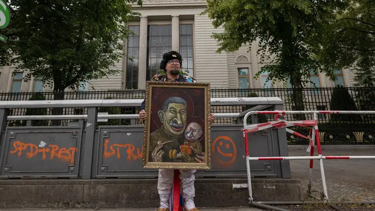 Putin muhalifi sanatçı öldürüldü