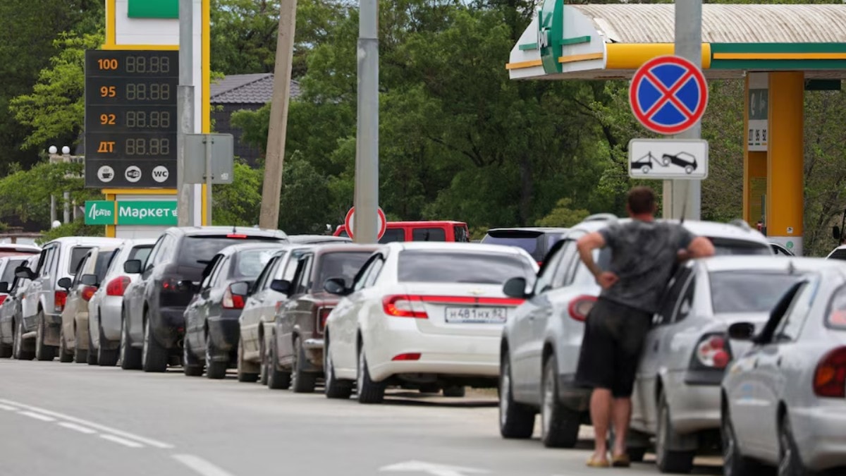 Petrol devi ülkede benzin karneye bağlandı