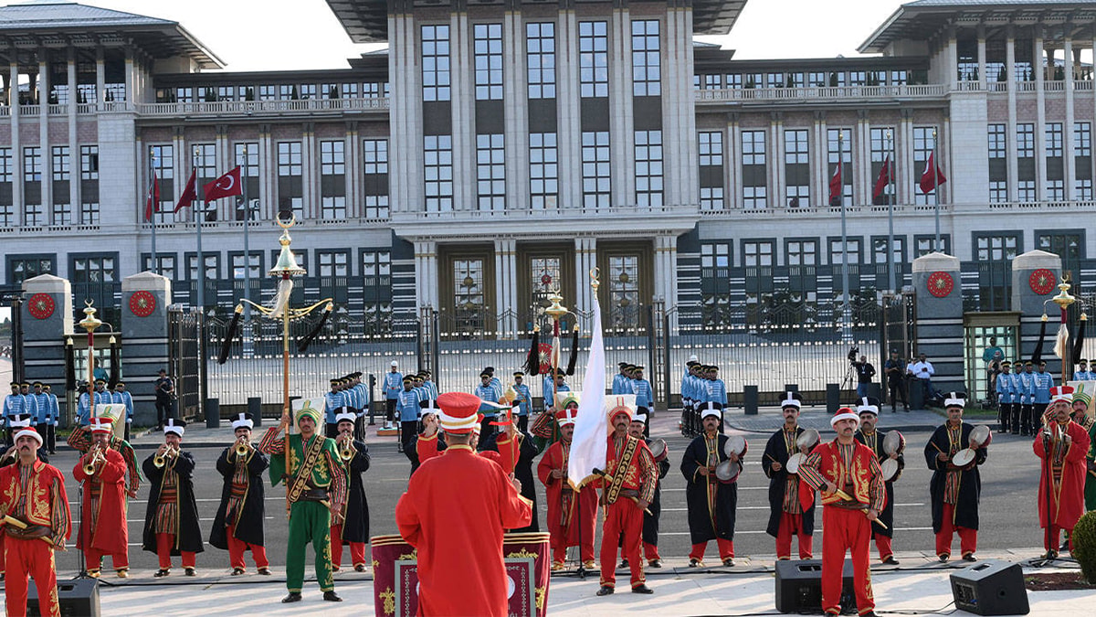 İtibardan tasarruf yok harcamaya devam