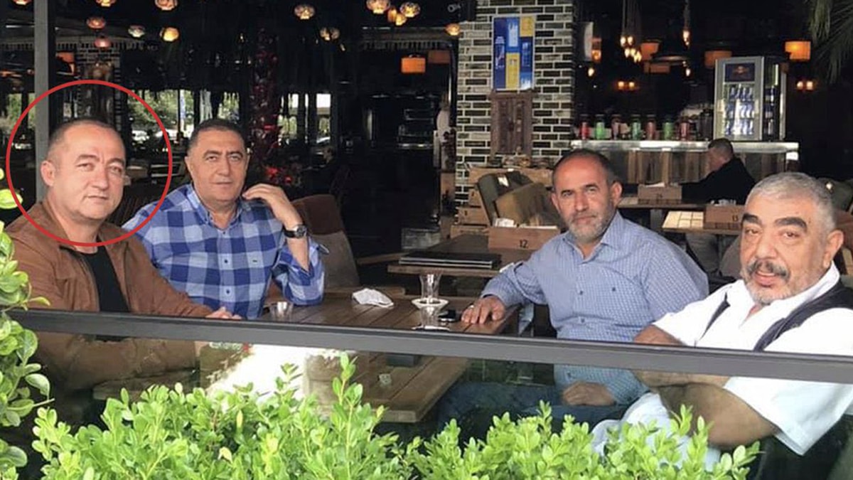 12. katta bozkurt pozu veren Haluk Kırcı’yla aynı masada