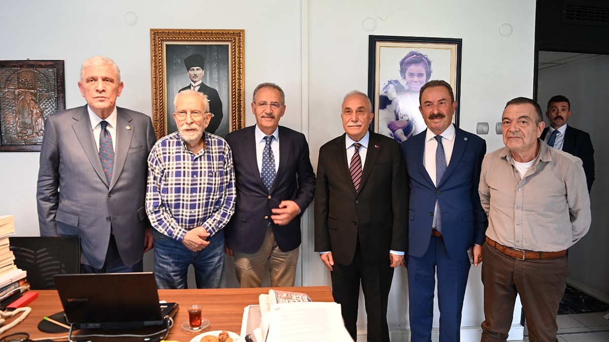 Çarşıda esnafı gezdi çayını SÖZCÜ’de içti