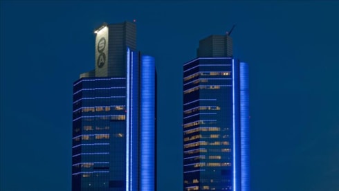 Sabancı Akçansa'yı Almanlara sattıSabancı Holding, Türkiye yapı malzemeleri sektörünün lider şirketlerinden Akçansa’daki yüzde 39,72 oranındaki paylarının tamamını, uzun yıllardır ortaklık yürüttüğü küresel çimento devi Heidelberg Materials’a 427,8 milyon doları aşan bir bedelle sattı.