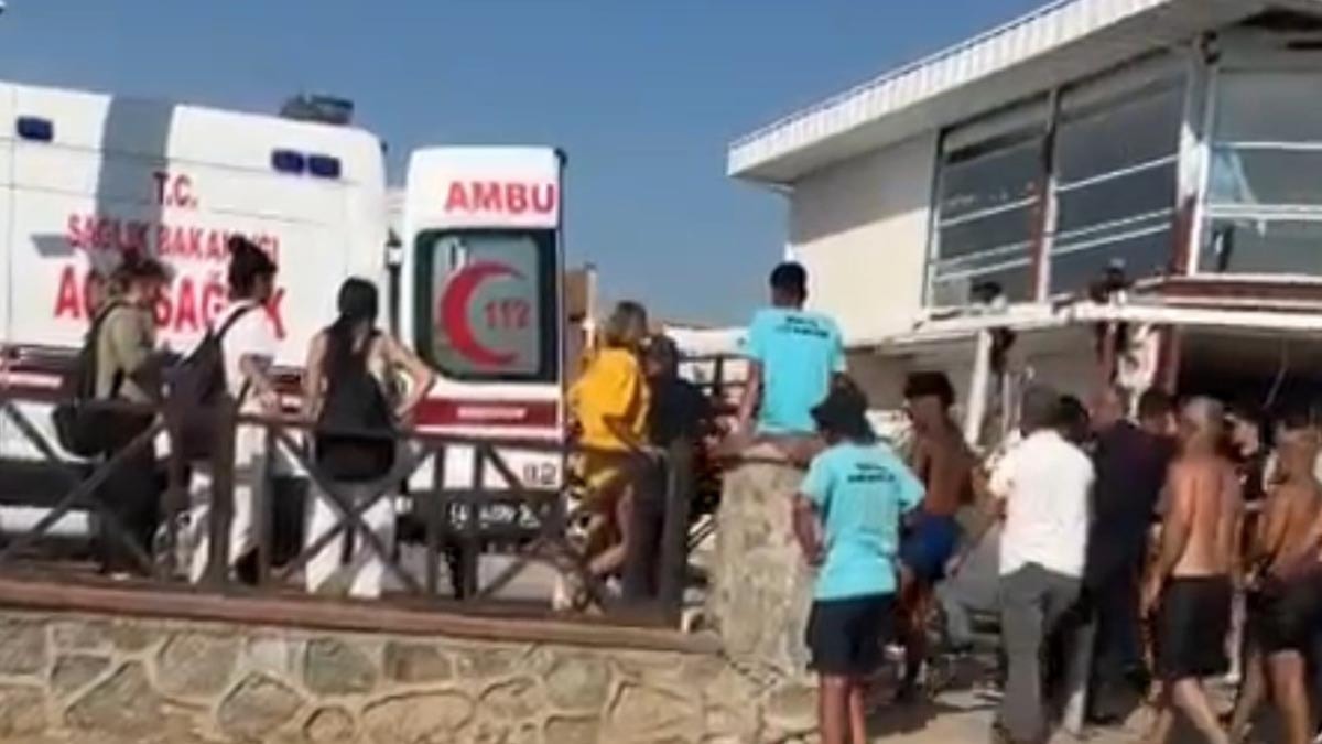 Denize giren 2 kardeşten biri boğuldu