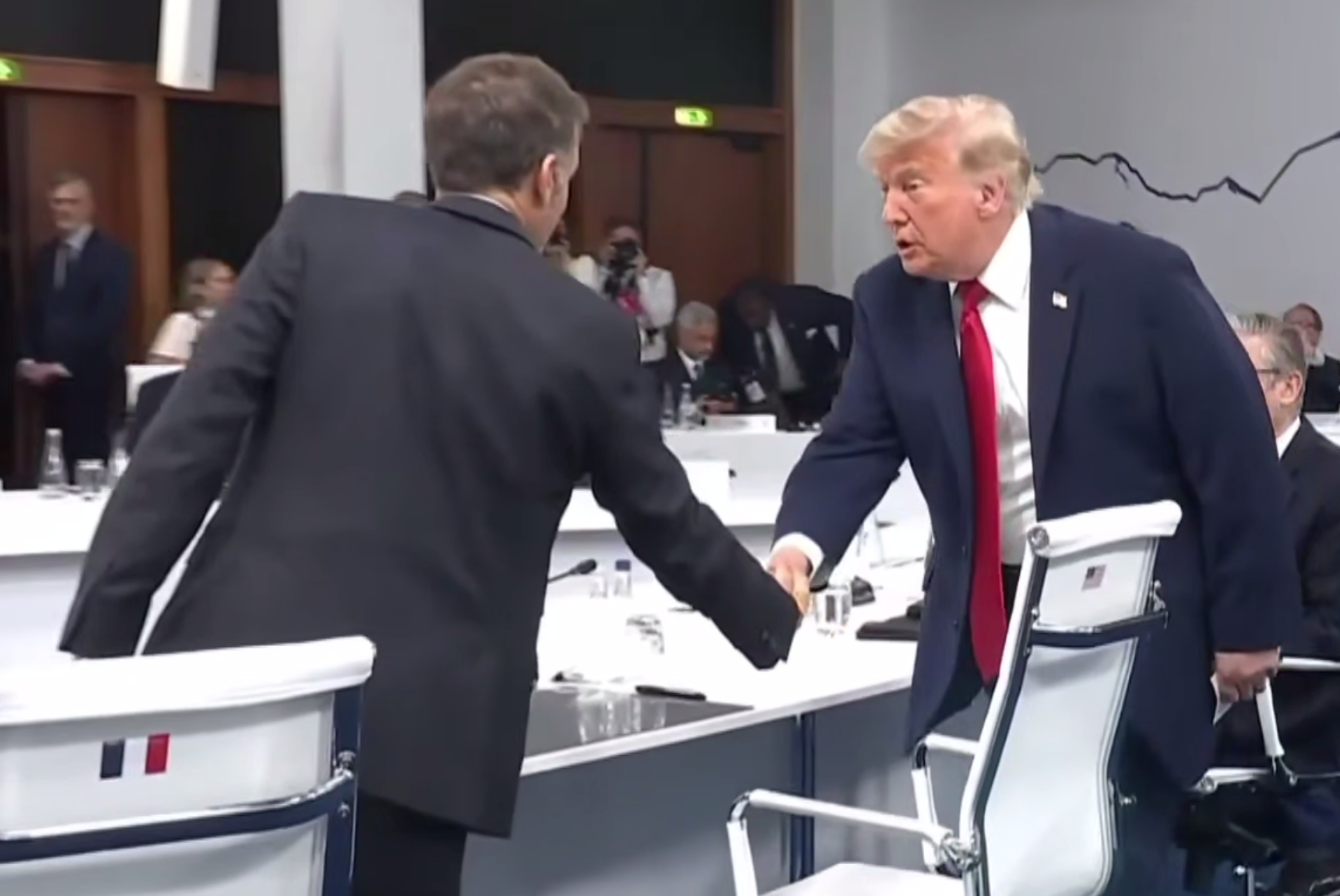 Dünya liderlerini dalga geçer gibi bekletti, içeri girer girmez bunu söyledi: 'Patron benim!'