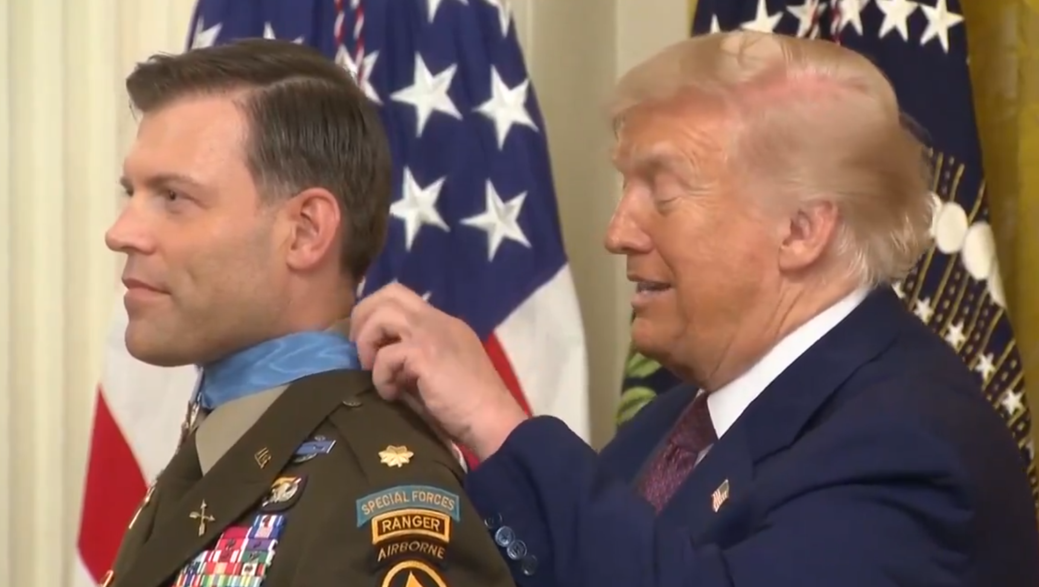 Gaziye madalya takmayı beceremeyen Trump, askerin boğazını sıktı