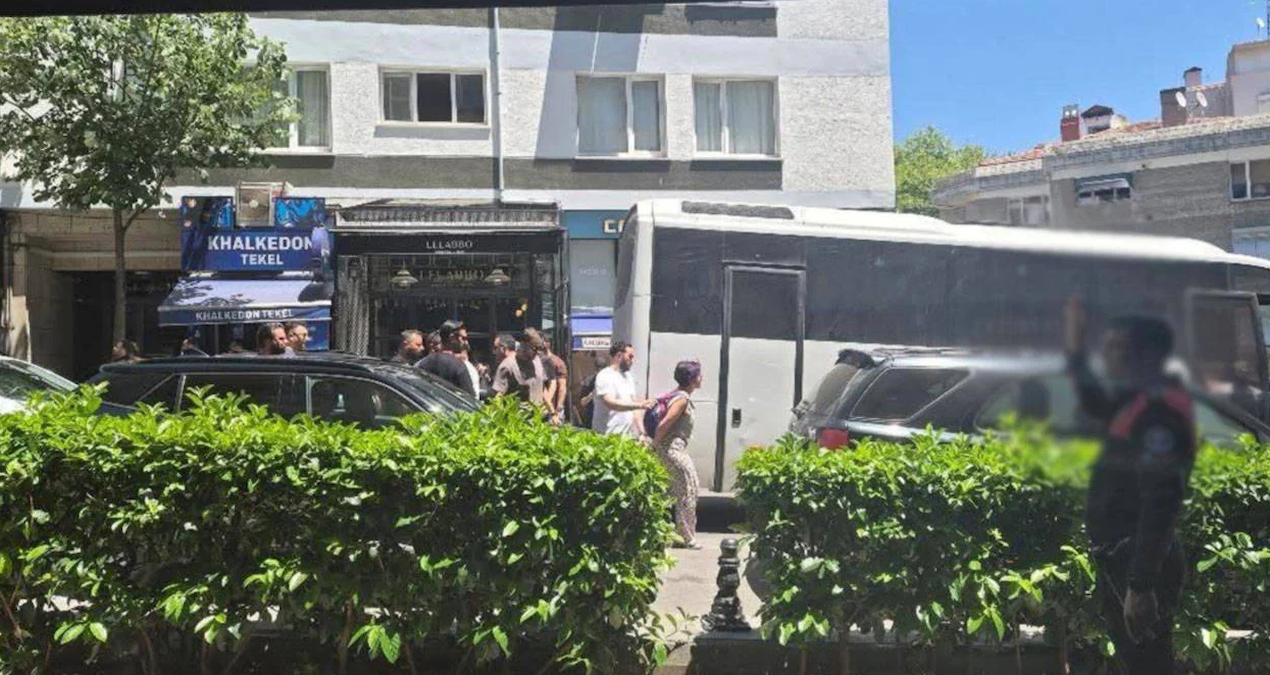 Kadıköy'de Onur Yürüyüşü yapmak isteyen gruplara polis müdahale etti : En az 40 kişi gözaltında