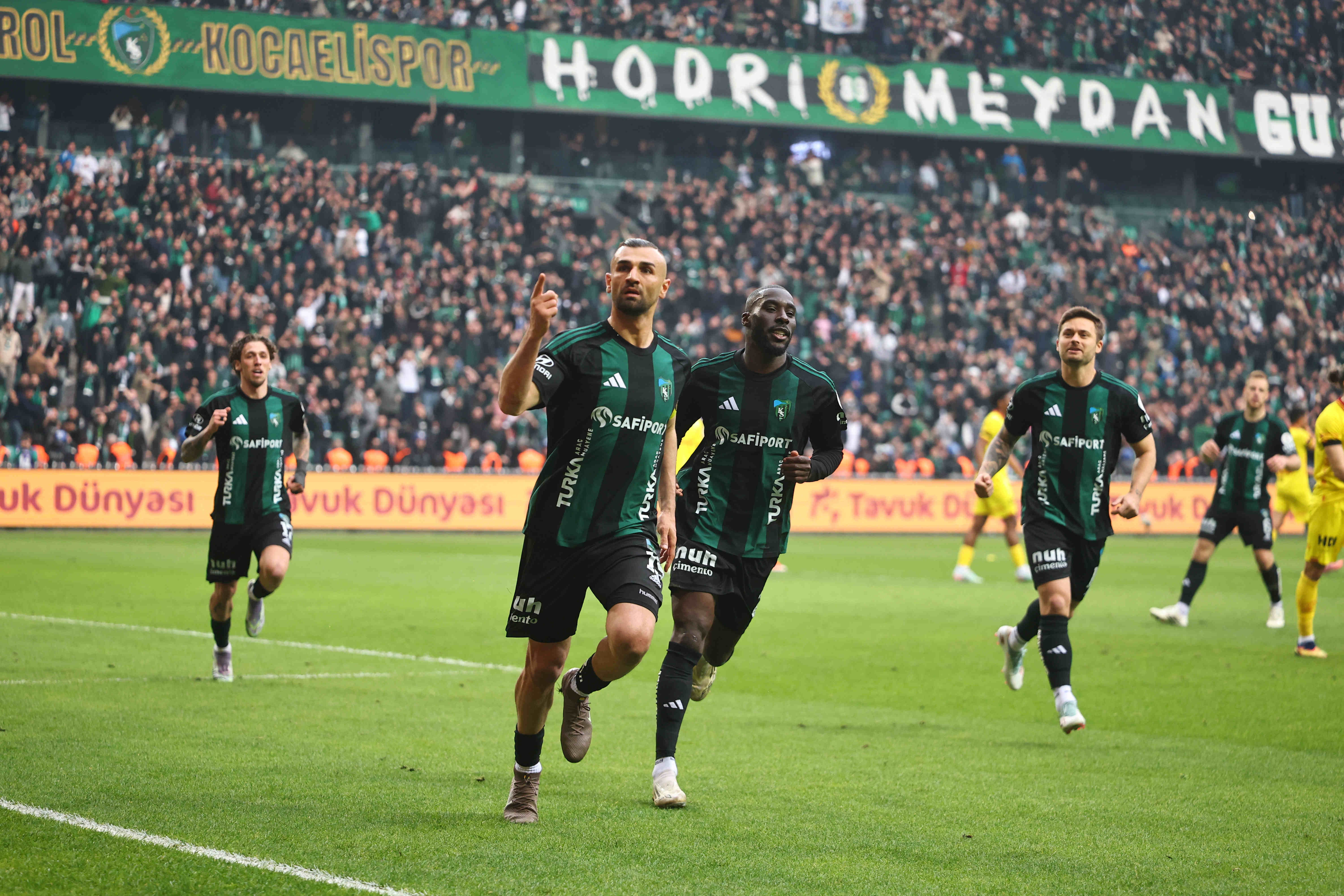 Kocaelispor iki isme veda etti
