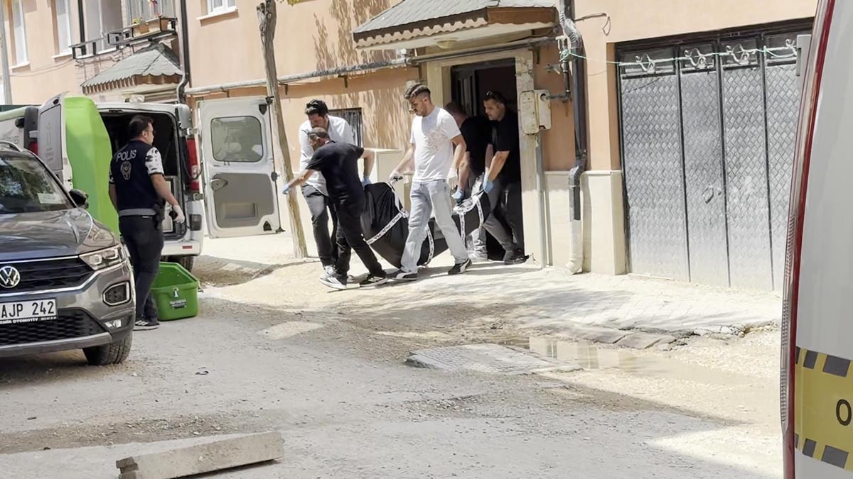 İki çocuğuyla birlikte yaşayan annenin şüpheli ölümü