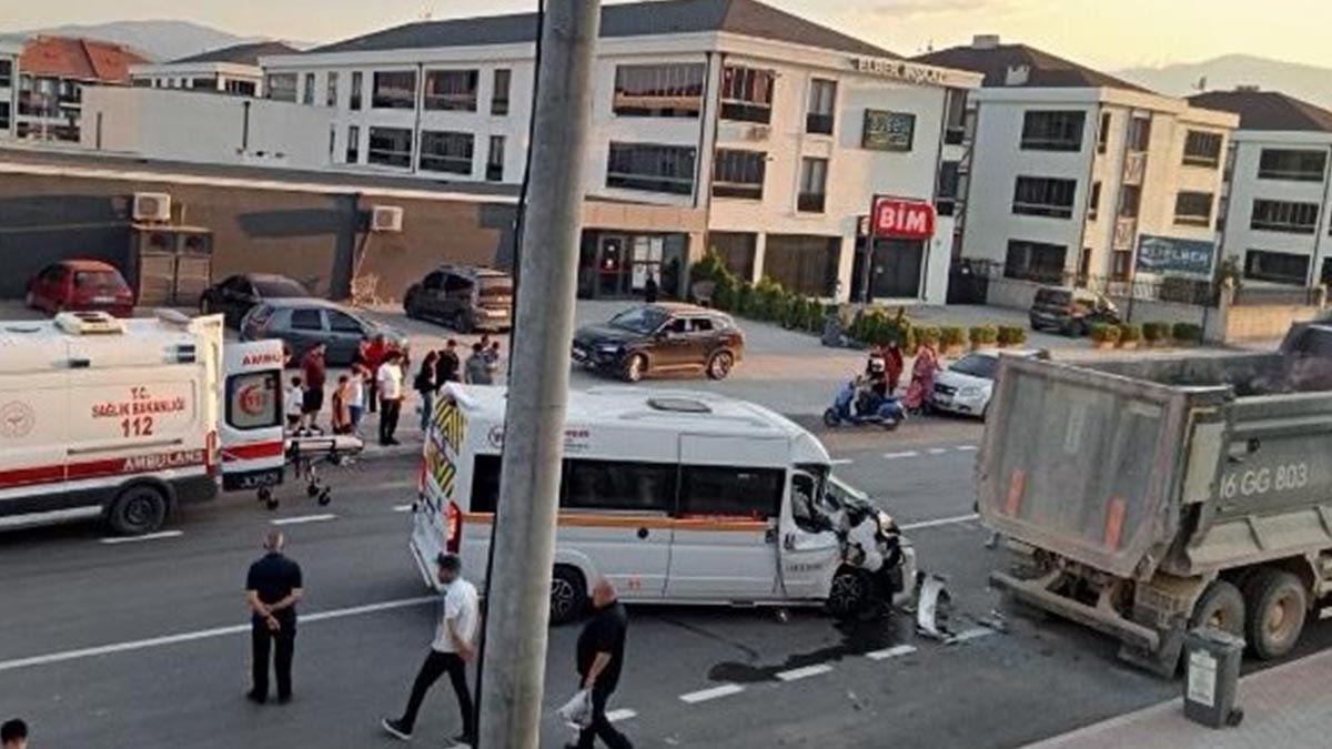 Park halindeki kamyona çarpan servis minibüsünün şoförü ağır yaralandı