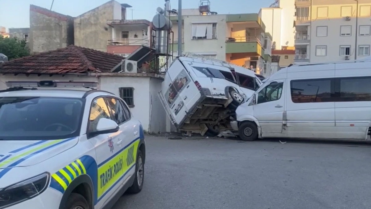 Antalya’da tarım işçilerini taşıyan 2 minibüs çarpıştı! 5 kişi yaralandı