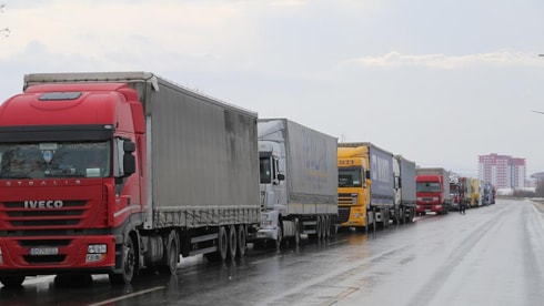 Türkiye'den Kazakistan plakalı araçlara yeni taşıma izniResmi Gazete'de yayımlanan Cumhurbaşkanı Kararı ile Kazakistan plakalı taşıtlara belirli bir kota kapsamında uluslararası taşıma yetkisi verildi.