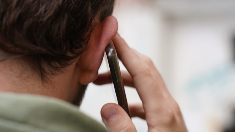 10 dakikalık telefon görüşmesinde ömür boyu biriktirdiği tüm parasını kaybetti