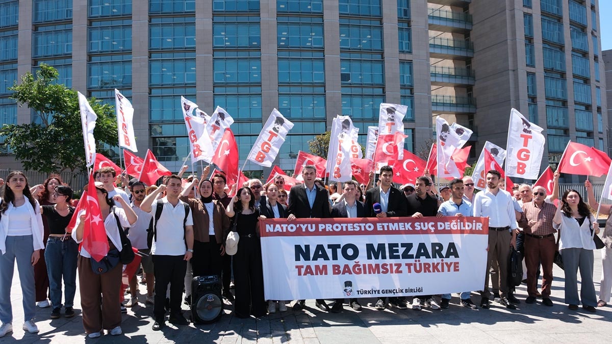 Vapurda "NATO mezara, tam bağımsız Türkiye" pankartı açanlar serbest bırakıldı
