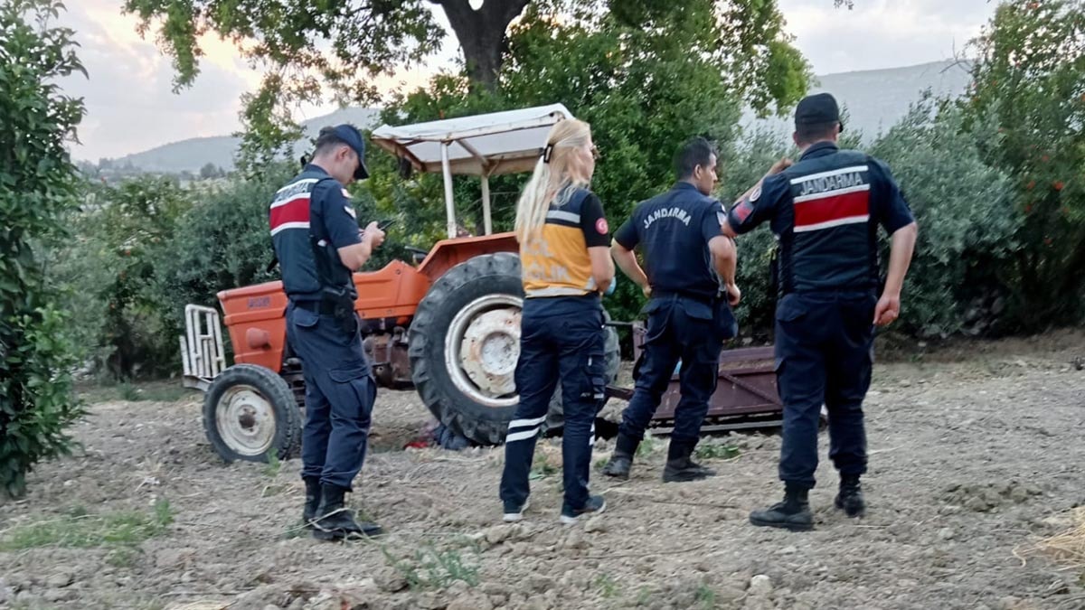 Durdurmaya çalıştığı traktörün altında ezilerek öl