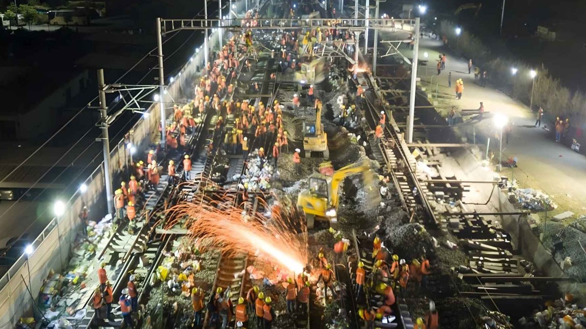 Sadece 9 saatte tren hattı inşa ettiler: 7 saatten 90 dakikaya düştü