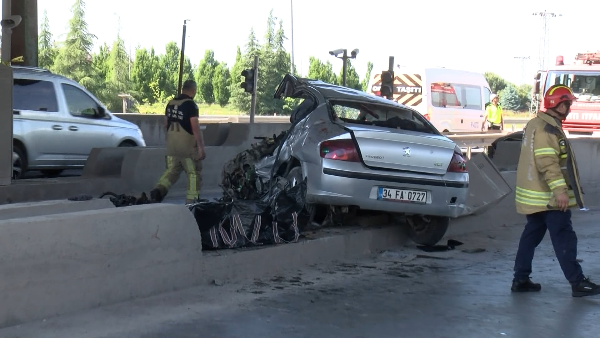 Gişede beton bariyere dalan otomobilin sürücüsü öldü