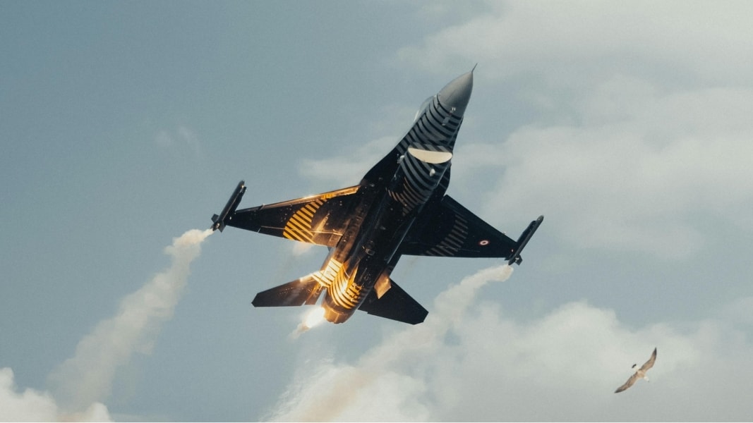 Yolcu uçağı 'kaçırılma' sinyali verdi; Türk F-16'lar havalandı