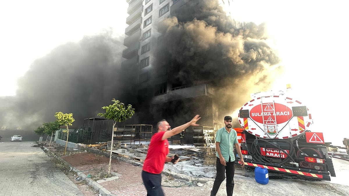 Şanlıurfa’da 10 katlı binada yangın