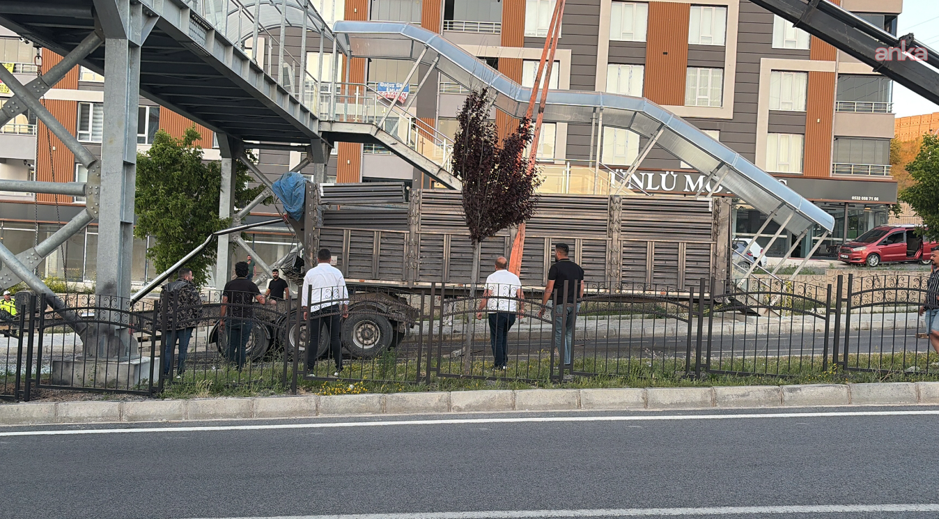 Yozgat'ta tır dorsesi üst geçitte takılı kaldı