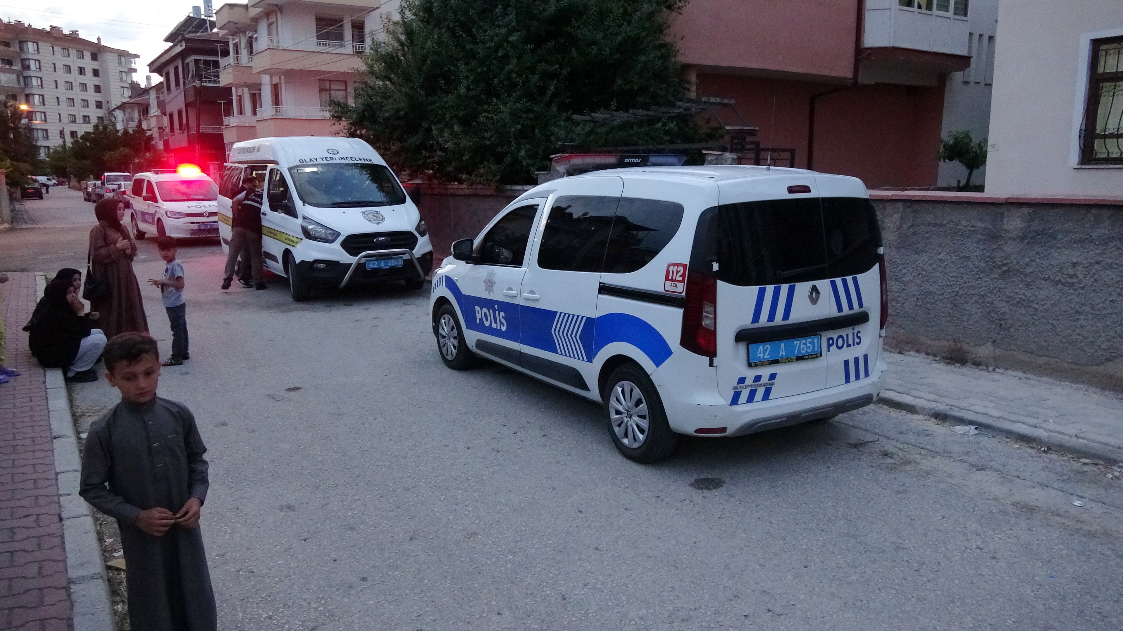 Uzaklaştırma kararı vardı; çocuklarının gözü önünde eşini boynundan bıçakladı
