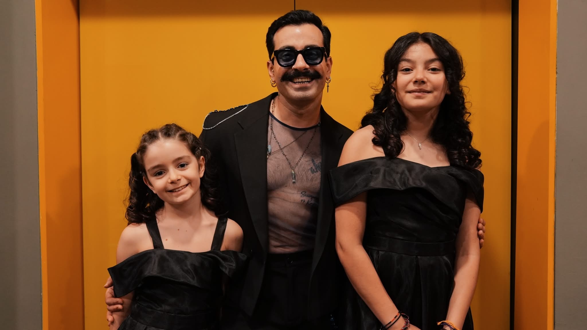 Gökhan Türkmen'den duygulandıran performans: Kızlarıyla birlikte sahne aldı