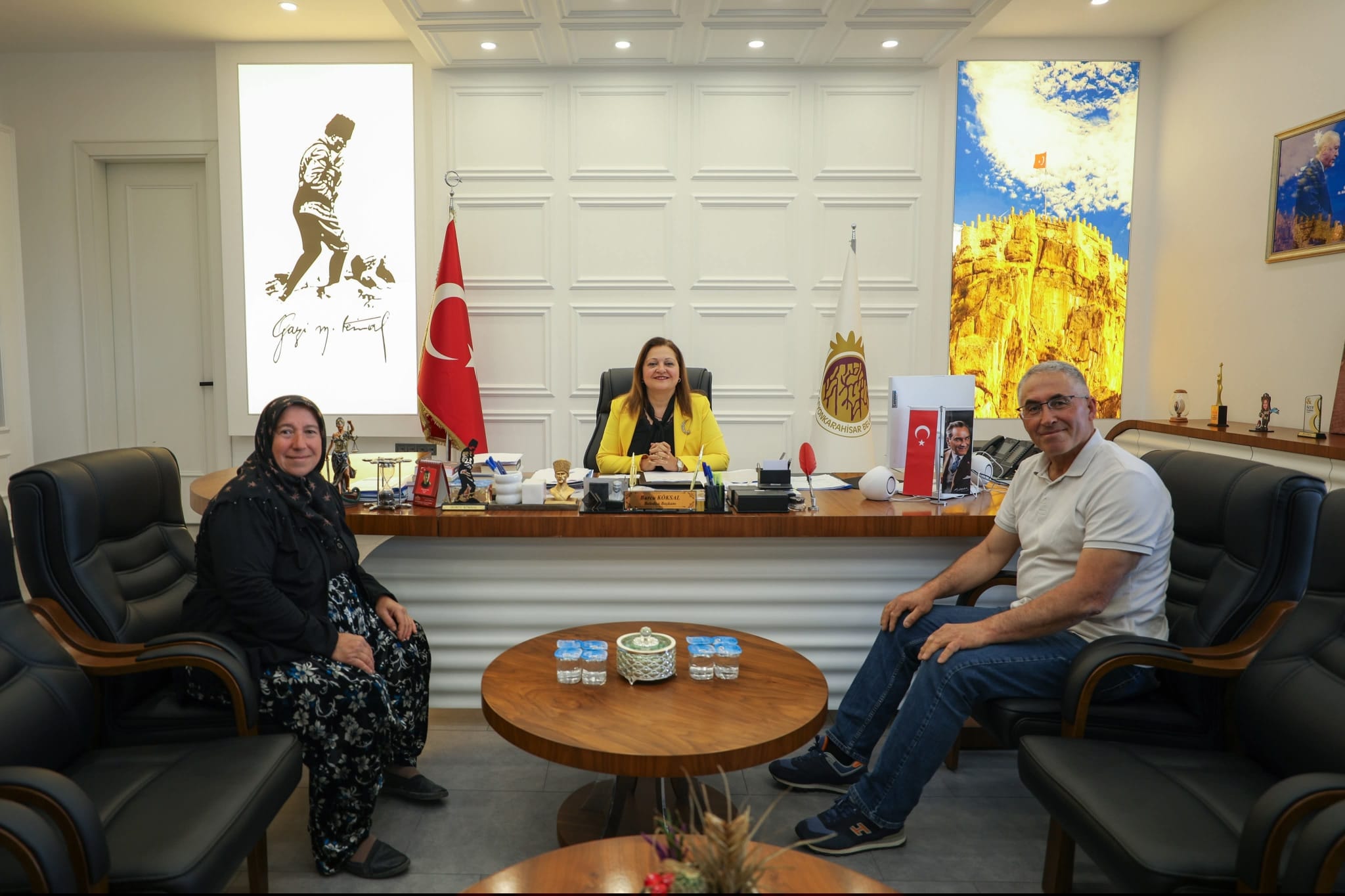 Emekçinin ekmeğiyle oynadı, ailesiyle fotoğraf pay