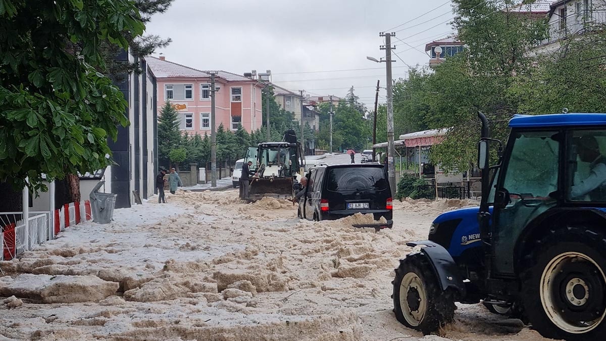 Afyon'u dolu vurdu: Yollar kapandı, bahçeler zarar gördü
