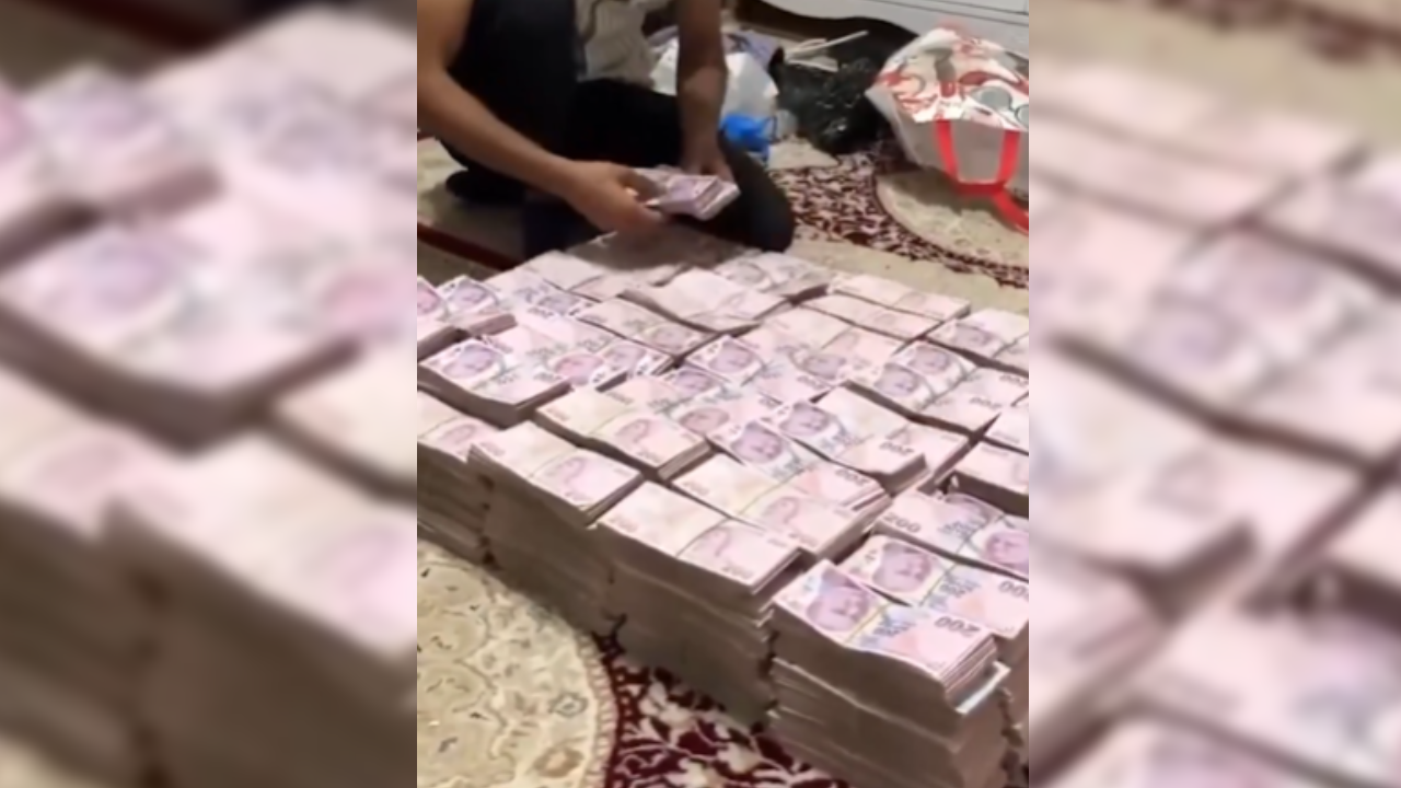 Kurbanlık paralarını deste deste halının üstüne dizdi