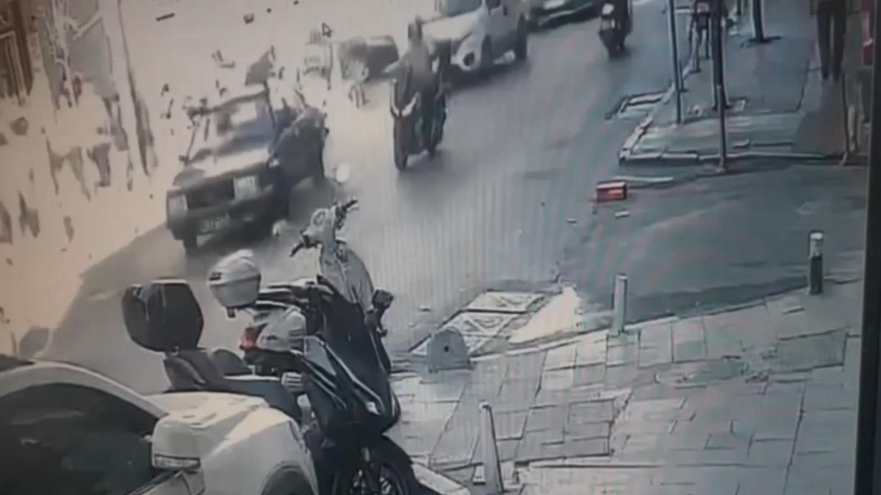 Kağıthane'de hatalı sollama kazası: O anlar anbean kamerada
