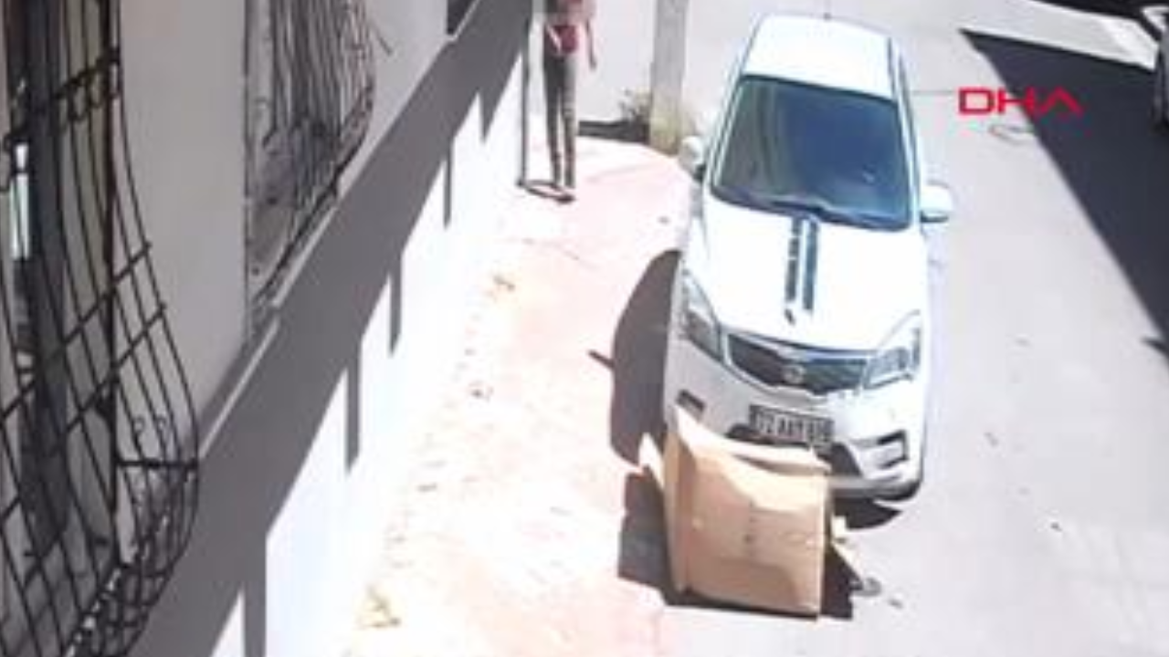 Çocuğun oynadığı karton otomobili tutuşturdu! O anlar kamerada